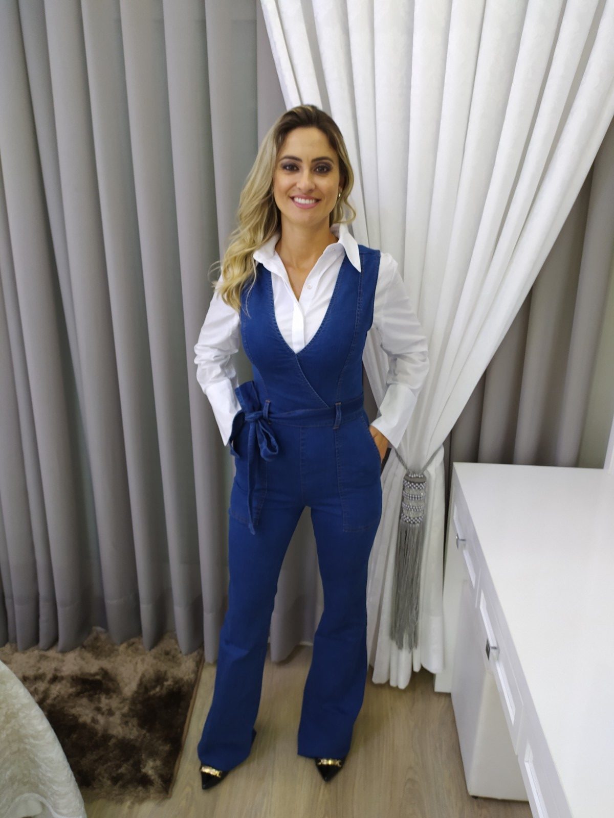 vestido com tenis e jaqueta jeans