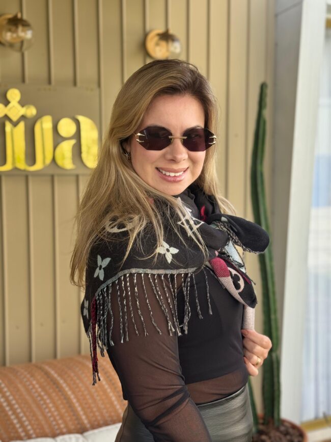 Echarpe Feminina Preta Louis Vuitton  - Image 2