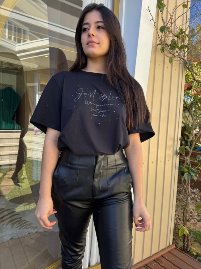 Camiseta T-Shirt Preta com Estampa Frontal 