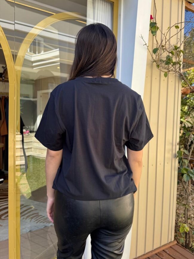 Camiseta T-Shirt Preta com Estampa Frontal  - Image 3