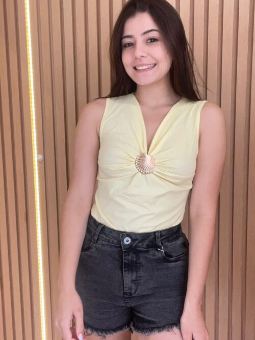 Blusa Amarela com Detalhe em Concha Dourado